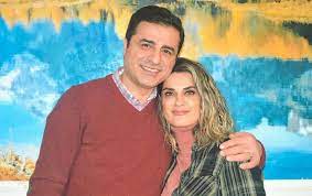 Hdp eski eş genel başkanı selahattin demirtaş'ın eşi başak demirtaş hakkında, sosyal medyada yapılan çirkin paylaşım sonrası savcılık harekete geçti ve paylaşımın sahibi gözaltına alındı. Basak Demirtas Hakkinda Paylasim Yapan Kisi Rudaw Net