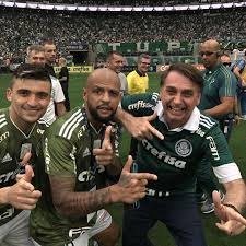 Presidente eleito jair bolsonaro entrega medalha de campeão aos jogadores do palmeiras. Comentarista De Politica Do Grupo Globo Critica Oportunismo De Bolsonaro Com Palmeiras