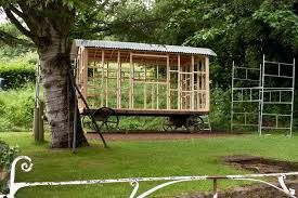 Shepherds Hut Diy Could Michael Stretch To This 3 3 Garden Huts Shepherds Hut Fancy Houses