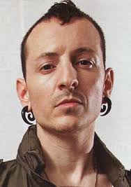 Pria berusia 41 tahun itu ditemukan di kediamannya di palos verdes estates di los angeles. Vokalis Linkin Park Chester Bennington Meninggal Gantung Diri Kaskus