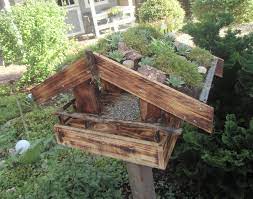 Sie haben die wahl zwischen stehende vogelhäuser mit ständer und dem vogelhaus zum aufhängen. Vogelhaus Mit Dachbegrunung Palettenholz Treibholz Lampe Dachbegrunung Palettenholz Holz