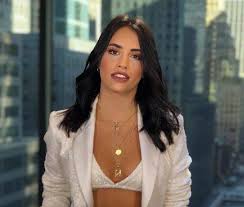 Espósito rozpoczęła karierę jako aktorka i piosenkarka w 2003 roku, kiedy dołączyła do obsady dziecięcej telenoweli rincón de luz. Las Jugadas Fotos De Lali Esposito En Instagram