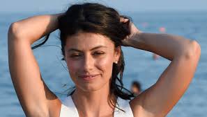Alessandra Mastronardi osa col prendisole e l'abito-tuta e conquista Venezia