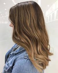 El cabello castaño es uno de los colores de cabello tradicionales y naturales que pueden volverse un poco aburridos después de usarlo por un tiempo. Honey Brown Hair 22 Rejuvenating Hair Color Ideas
