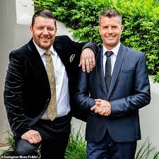 Masterchef judge and avid supporter of the cravat matt preston has taken aim at my kitchen rules and one of its famous judges, pete evans. Matt Preston From Masterchef Seems To Be Taking A Swipe In My Kitchen Rules Chef Pete Evans Halids