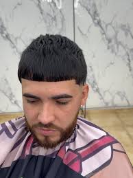 Ser barbero no es solo cortar cabello., Es escuchar historias, devolver  confianza y transformar la actitud de quien se sienta en la silla., Cada  corte es un detalle, cada línea es disciplina, y cada ...