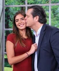 Esta fotografía corresponde a cuando ariel lópez padilla y mariana levy estaban casados después de haber protagonizado la telenovela caminos cruzados. Maria Levy No Seguira Los Pasos De Su Mama Mariana Levy Y Tampoco Los De Ana Barbara Famosos Univision