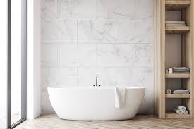 Que ce soit pour les murs ou les sols, les revêtements d'une salle de bain est un point sur lequel il convient de se pencher. Dalle Murale Pvc Calacatta Dumawall L 65 X L 37 5 Cm Ep 5 Mm Leroy Merlin