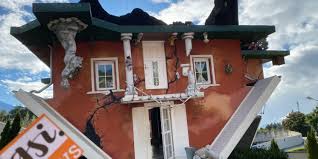 Im haus am kopf steht alles, wirklich alles, um 180 grad auf den kopf. Ausflugtipp Haus Steht Kopf Und Dinoland Gsi News