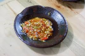 • 1 ekor bebek, potong 4 bagian • 3 lembar daun jeruk • 3 lembar daun salam • 1 batang serai, memarkan • air • merica bubuk • gula pasir • garam • kaldu jamur. Sambal Korek Foto Bebek Goreng H Slamet Asli Kartosuro Jakarta Tripadvisor