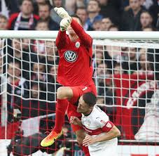 Der schwer verletzte christian gentner vom vfb stuttgart ist schon wieder guter dinge. Christian Gentner Kapitan Des Vfb Stuttgart Nach Horror Foul Im Krankenhaus Welt