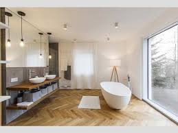 Die schlichten formen schaffen die illusion für geräumigkeit. Badezimmer Idee Luino Freistehenden Badewanne Holzfussboden Mineralguss Waschbecken