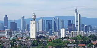 ,,deshalb denken die banken jetzt verstärkt wieder darüber nach, was operativ und vor allem geschäftlich für sie im aktuellen umfeld sinnvoll ist.'' all das bedeute, so fasst fritton zusammen, dass die auslandsbanken in frankfurt im zuge des brexit personal aufbauen werden. Frankfurter Bankenviertel Wikipedia