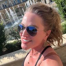 Carrie Underwood is a class act and what a wonderful moment for Randy  Travis. Watching the show, you could see the entire audience singing along  with the classic country songs as they