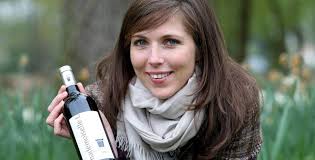 La passion du vin en héritage Une sommité de l'oenologie Le nouveau prince  de l'humour, Ambassadeur de qualité Caroline Frey et Gaspard Proust  présentent leur cuvée préférée de La Lagune (Haut Médoc)