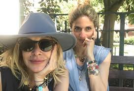 Η σοφία καρβέλα ανανέωσε το look της και προτείνει το χρώμα που αξίζει να υιοθετήσουμε το φθινόπωρο. Egkyos H Sofia Karbela Syntoma 8a Apokthsei Kai Trito Paidi Sigmalive Magazine