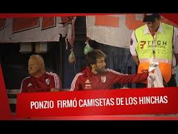 El saludo de los capitanes#libertadoresxfox | ponzio y pablo pérez se cruzaron antes de salir al campo de juego y se fundieron en un abrazo. Ponzio Vio El Partido Desde El Campo De Juego Y Firmo Camisetas De Los Hinchas Youtube