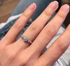 3 Tasli Farkli Alternatif Pirlanta Evlilik Teklifi Yuzugu Tasarim Tektas Modern Ve Zarif 3 Stone Diamond Engagement Ring Modern Evlilik Yuzugu Yuzuk Alyans