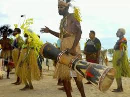 Pola lantai ini memberikan kesan sederhana, tetapi kuat. Lengkap Tari Sajojo Papua Sejarah Fungsi Gerakan Kostum Video