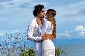 El cantante alejandro fernández fue captado junto a su novia, la modelo, ana paula, tras uno de los concierto del intérprete en el auditorio nacional. Alejandro Fernandez Jr Le Dio El Anillo A Su Novia Y Pronto Habra Boda
