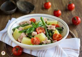 Semplicissimo da realizzare, bastano un po' di cipolla e di prezzemolo fresco: Insalata Di Fagiolini Con Patate Tonno E Pomodori Piatto Unico Facile