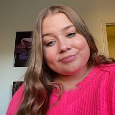 Julie Coomes's Instagram, Twitter & Facebook