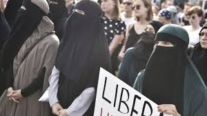 Pakistani burka designburka pakistani naqab design : Boris Johnson S Burka Jibe Why Do Some Muslim Women Wear The Veil Bbc News