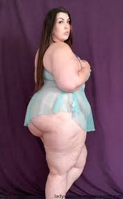 Solo brunette BBW showing her sucking skills on a dildo 15 photos