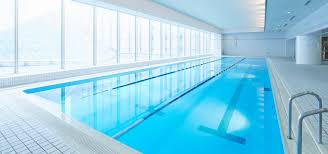 第4.6.3条 平衡池的设计，应符合下列要求： 一、应设与游泳池相连接的连通管，连通管可与回水管合并设置； 二、池底内表面宜低于游泳池内底表面700mm以上； 三、游泳池补水管应接入平衡水池，且补水管上的水位控制阀门的出水口，应高于游泳池水面100mm以上。 Uoge Svut5jbbm