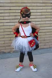 Coole Halloween Kostume Eine Kleine Superheldin Diy Projekt Weisse Unterhemd Und Ro Halloween Kostume Kinder Superhelden Kostum Madchen Supergirl Kostum Kinder