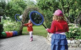 El factor sorpresa es determinante en los juegos que tienen lugar en la calle porque no se puede controlar todo el entorno. Juegos Para Ninos Al Aire Libre 21 Ideas Para Aprovechar