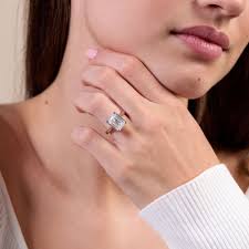 emerald cut diamond ring