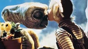 Десятилетний эллиот обнаруживает у себя во дворе инопланетянина. E T The Extra Terrestrial Movie Review 2002 Roger Ebert