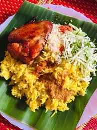 This fried chicken goes well with nasi lemak but tastes just as good as it is. Resipi Ayam Rempah Bikin Terliur Hanya Guna Perencah Nasi Goreng Tomyam Pa Ma