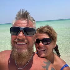 Does anyone ever utilize a hydraulic jack to elevate the lower side of a  large log? Or just mill away