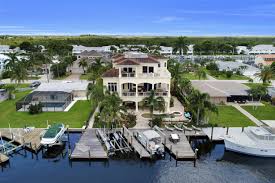 Rear Photo Of This Fort Myers Beach Luxury Home For Sale 2 495 000 Over 5700 Square Feet Of Living Area 6 B Waterfront Homes Fort Myers Beach Fort Myers