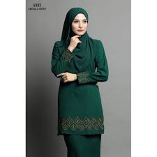 Baju dengan warna hijau tua mempunyai kesan khusus untuk para penggunanya dan lingkungan sekitar. Hijau Emerald Sesuai Dengan Tudung Warna Apa 10 Padanan Warna Paling Serasi Untuk Hijabi Agar Tak Silap Pilih Ootd Tampil Lebih Anggun Wajib Cuba Hijabista Kombinasi Warna Hitam Putih Isana Sani