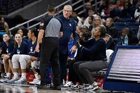 Paige Bueckers coach Geno Auriemma points directly at referees: People get  away with murder against her! | Marca