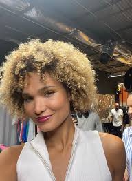 The Artist Revealed (@ArtistRevealed)