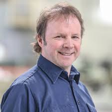 Techniciens spécialisés en fabrication de pièces industrielles et  sculptures en composites