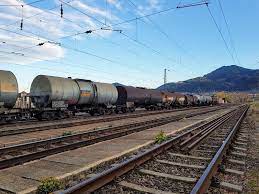 Cfr marfa detine in parc un numar de 2274 de vagoane uagps, destinate transporturilor de cereale. NumÄrul De AngajaÈi Cfr MarfÄ Se Va Reduce Cu 1 400 Vor ScÄdea Cu 30 Cheltuielile Cu Salariile Proiect Hotnews Mobile