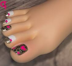 Uñas decoradas de los pies con flores y french negro y rosado que te las puedes combinar con las uñas de las manos. Unas Decoradas Pies