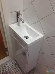 geometriya lakonichnyj dizajn sanuzla cherno belaya plitka geometricheskaya raskladka plitki v tualete fot bathroom design small simple bathroom bathroom layout