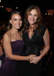 Julia Posed With A Fresh Faced Natalie Portman At The American See Julia Roberts S Smiliest Moments Julia Roberts Natalie Portman Natalie Portman Style