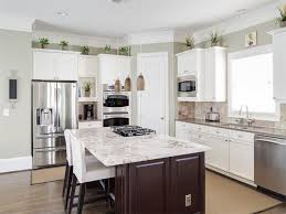Deco Idees De Decoration Pour L 39 Espace Au Dessus Des Armoires De Cuisine Best Kitchen Layout Kitchen Layouts With Island Small Kitchen Layouts