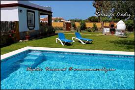 La vivienda consta de dos habitaciones, una con una cama de matrimonio y la segunda con dos camas individuales. Casa Rural Con Piscina Conil 217 Veraneo Cadiz