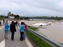 Unwetter führt zu unfällen und überschwemmungen. Hochwasser In Bayern A8 Bei Grabenstatt Uberflutet Auffahrt Schwer Beschadigt Chiemsee