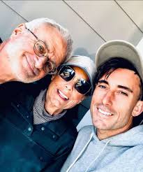 Phil Wickham and Brandon Lake present: FOR THE ONE (Exclusive group)