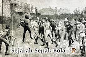 Kemudian, mengoper bola bisa dilakukan dari atas kepala maupun depan dada dengan cara menekuk sikut. Sejarah Sepak Bola Peraturan Teknik Dasar Dan Lapangan