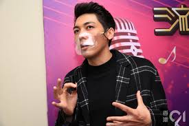 王李丹妮，原名王李丹，毕业于北京中北英皇艺术学校，河南蒙古族人，演员、模特、主持人、自由作家。 毕业于北京中北英皇艺术学校，现居北京。 高挑性感的身材使王李丹妮在网络上有了较高人气。 2012年出演香港3d电影《一路向西》，饰演按摩女郎小思。 其性感大胆的演出，使得该电影未上映先. 12æœˆåŒæ¨¡åª½çŽ‹ä¸¹å¦®è¨»å†Šçµå©šç¾…å­å‹‡ ç–«æƒ…å®Œå†èˆ‰è¡Œå©šç¦® é¦™æ¸¯01 å³æ™‚å¨›æ¨‚